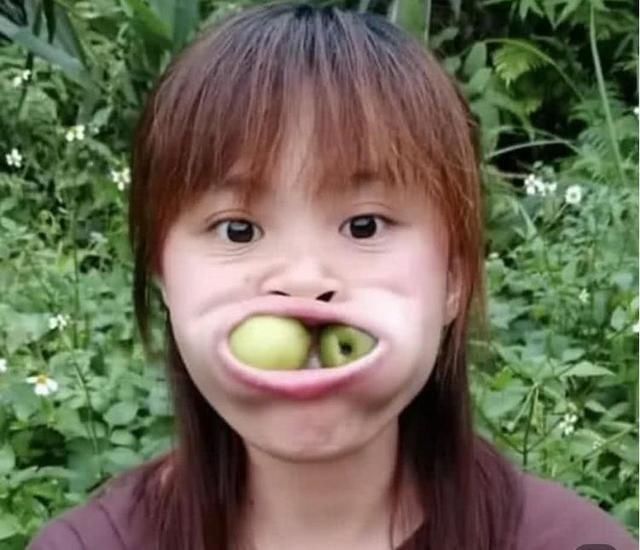 女孩撞脸吉吉国王火了,看到她的真实照片后,这真的是同一个人吗?