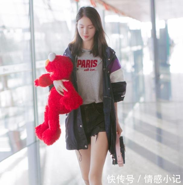 金晨这裙子真厉害，长出两条“尾巴”当袖子也是时髦得没谁了！