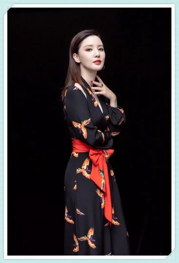 李湘瘦了不止40斤!穿黑印花裙美回颜值巅峰，撞上96斤张萌都没输