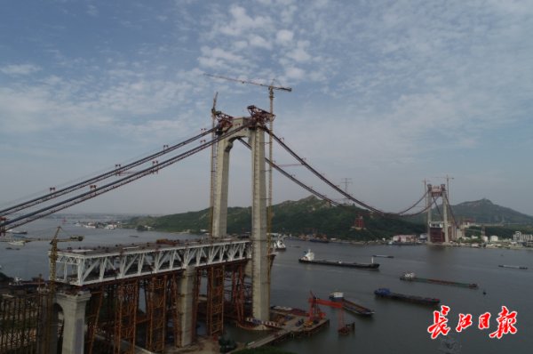 我国首座公铁两用悬索桥主缆“过江”，主缆钢丝总长可绕地球四圈