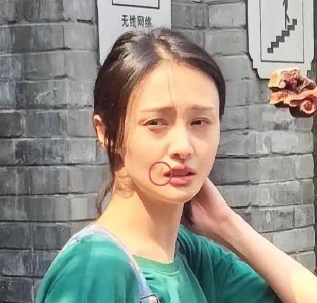 郑爽真是女星中的“奇葩”，不扮美，不装仙，大裤衩子别具一格