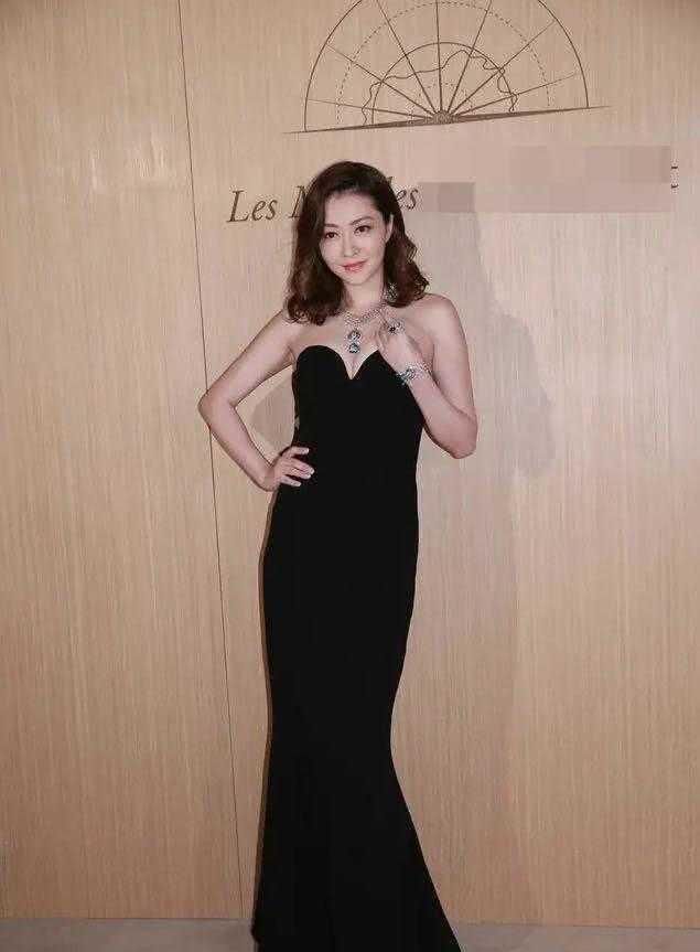 【 作用】穿黑色抹胸鱼尾裙真是太美了，熊黛林不愧是女神