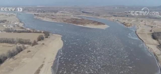  「公里」黄河宁夏段出现流凌景观 白色流凌密集“绽放”绵延51公