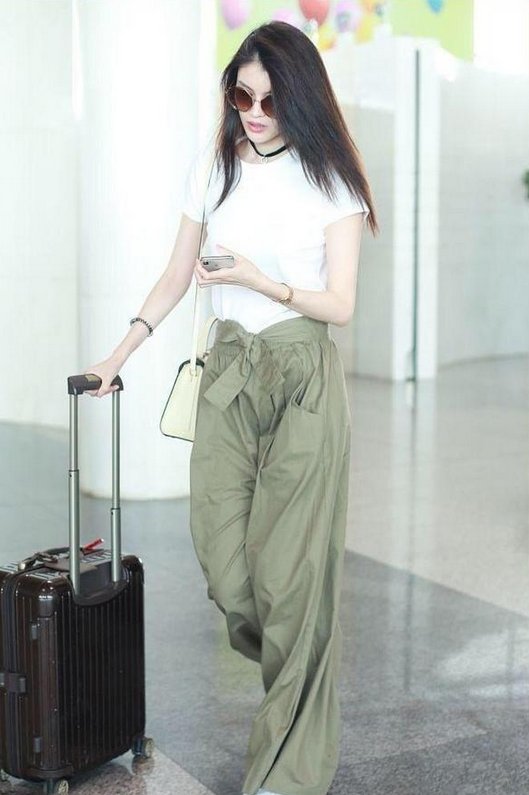 何穗与蒋欣同框秀腿,网友直呼:我也要拥有一条阔腿裤