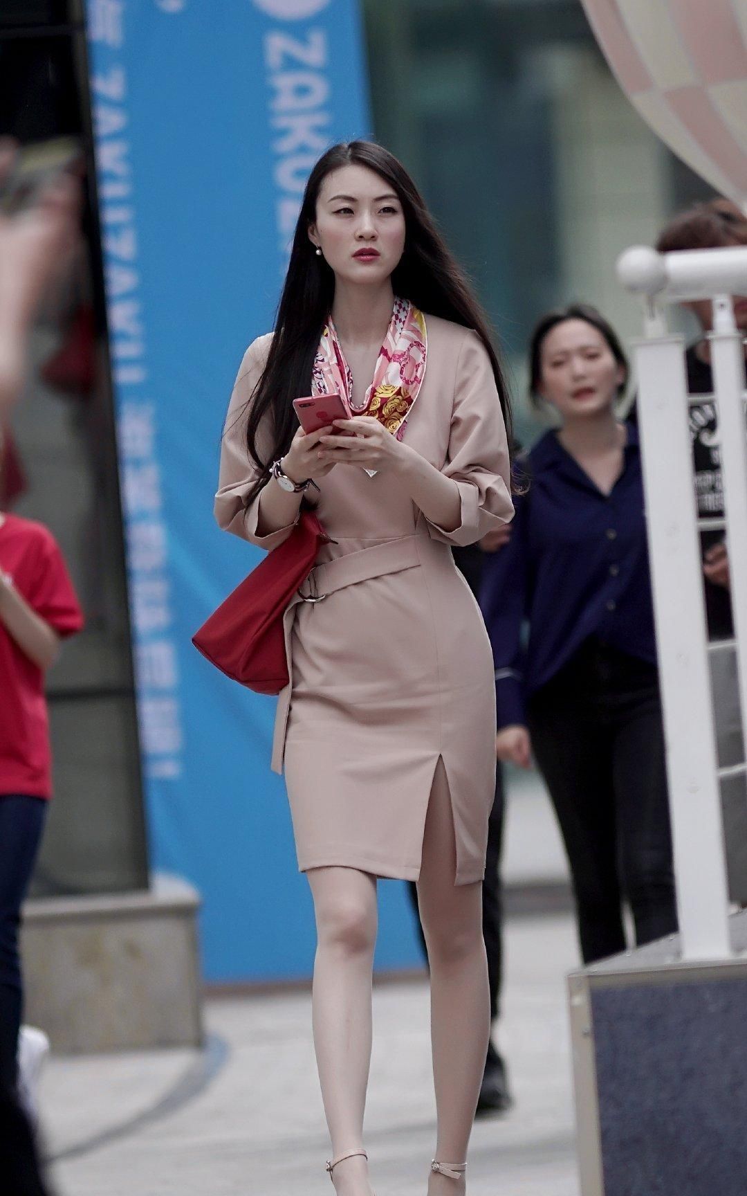 『 美女』高挑靓丽的完美身材，瞬间穿出精彩，美女穿浅棕色连衣裙