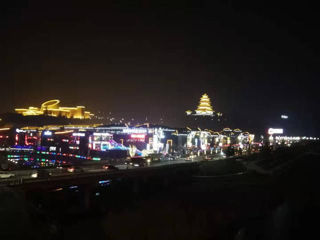 外国友人称：东部像“美国”，西部像“非洲”