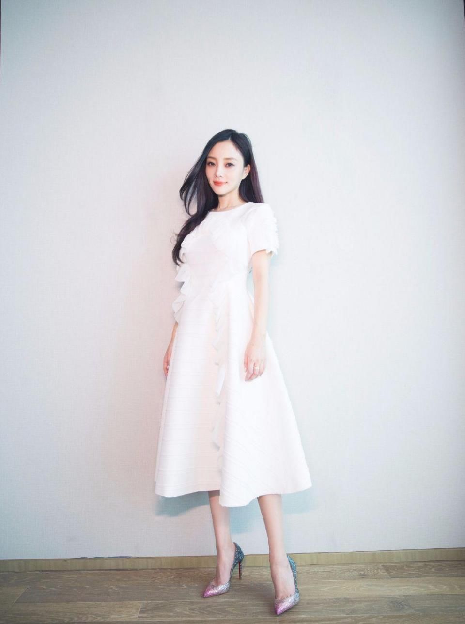 贾乃亮快管管你媳妇吧!裙子胸部都开口了,居然还穿着呢?