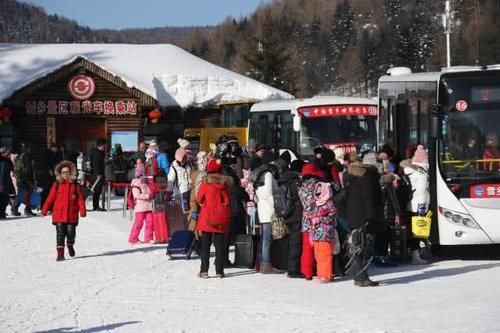 雪乡接不到游客？想多了，如今雪乡更加热闹，一天接待上万游客