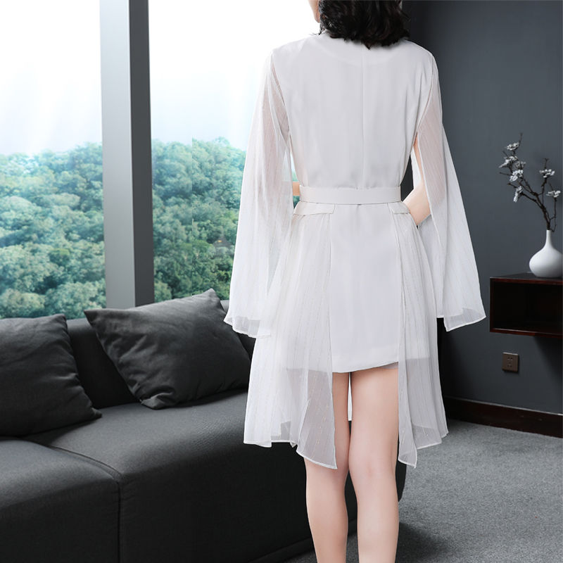 70后小姨真会打扮，比旗袍洋气百倍的西服+烟管裤!满满女人味