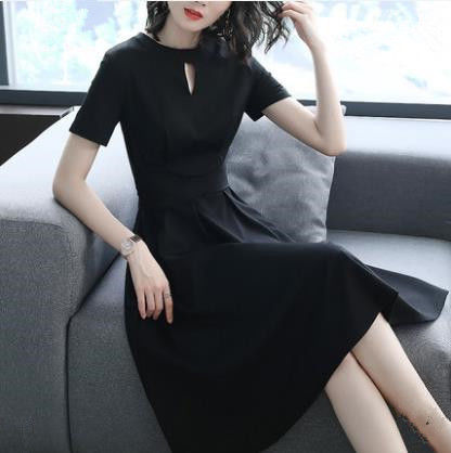 居然有人把“赫本裙”都穿在了身上，也太美了吧，上身高雅美嫩