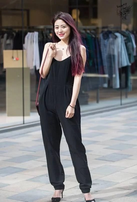 街拍:清凉穿着时尚性感的小姐姐,白皙迷人腿长身姿曼妙!