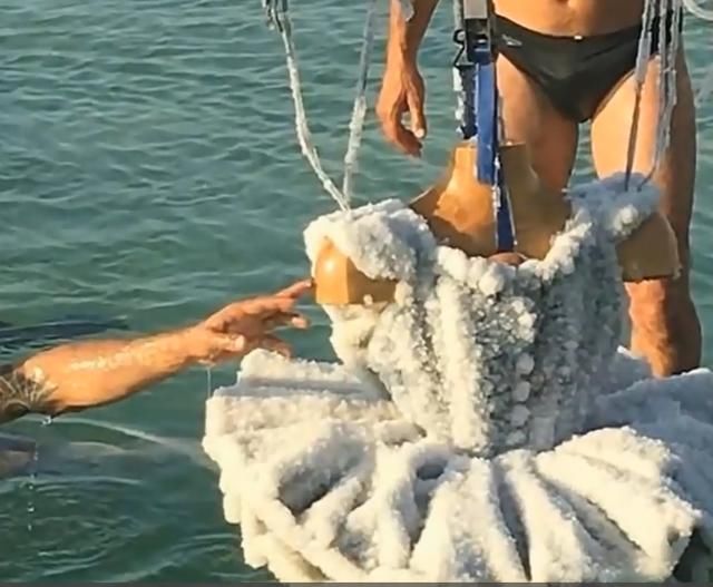 设计师将一件衣服放入死海,2年之后捞上来,现场的人都看呆了!