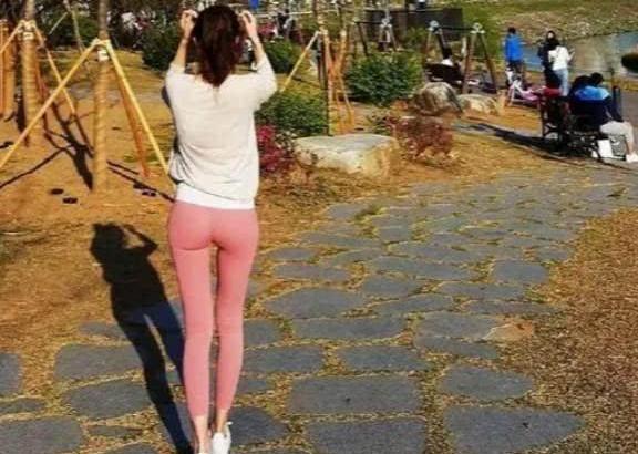 弹力十足的打底裤天生显瘦，看看她的时尚穿搭，美吗