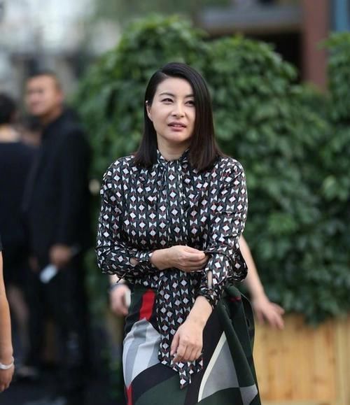  【不满】吉娜独自走机场真抗冻，58cm小蛮腰穿不满紧身针织衫，侧面绝美