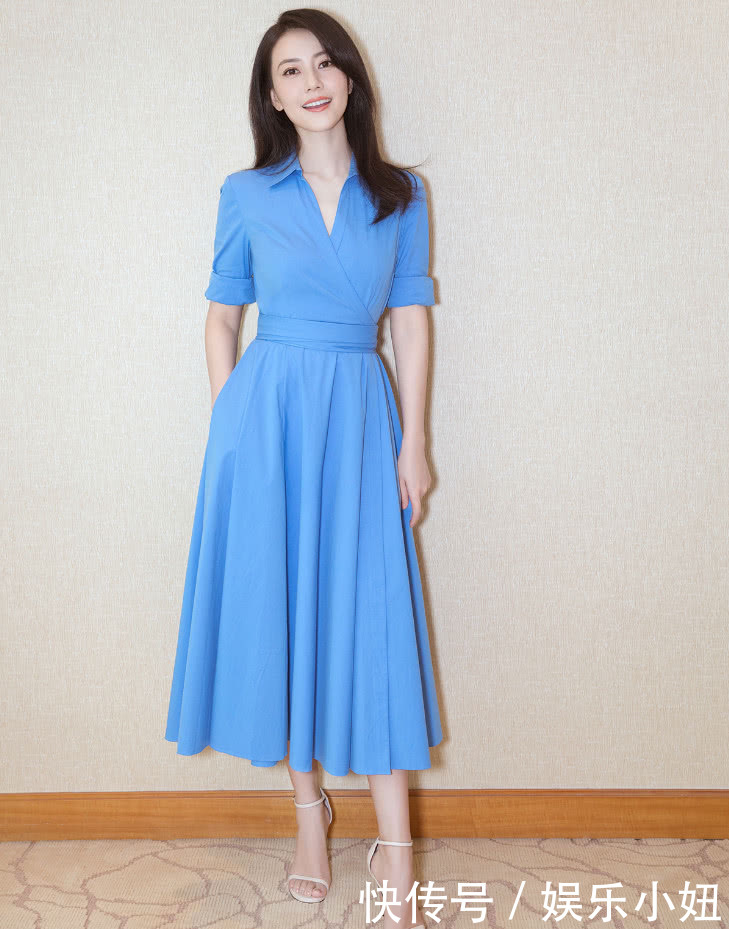 高圆圆穿露肩长裙亮相，头发随便扎都能这么美，气质真的很重要！