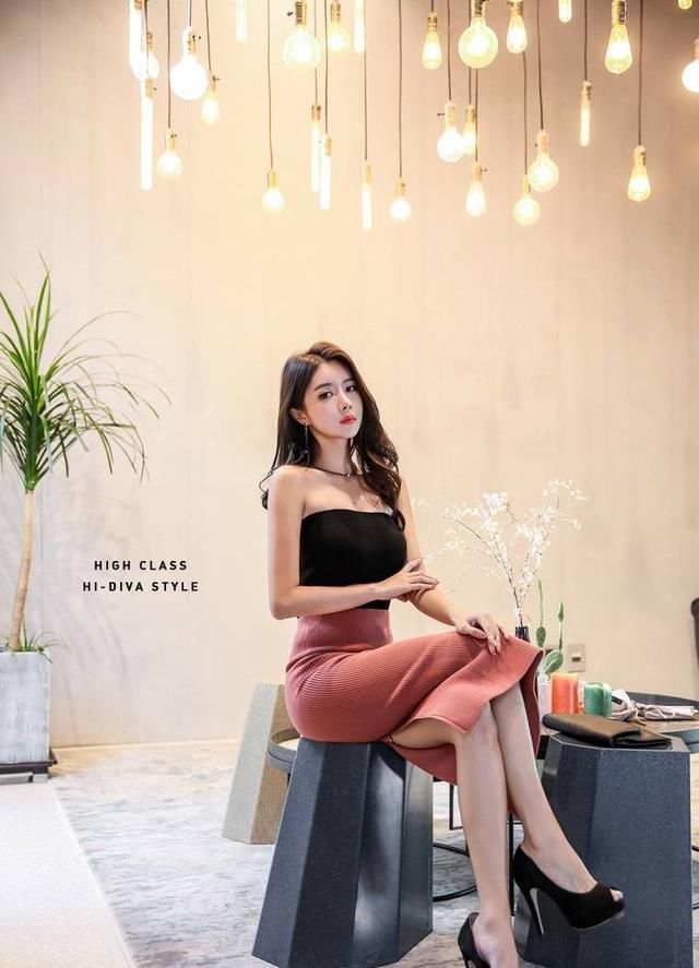 凹凸有致■成熟妩媚的小姐姐,时尚穿搭抹胸紧身裙,尽显高挑女神气息
