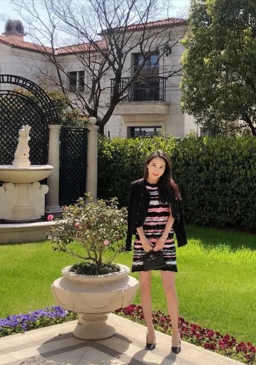 「奔四」奔四女人“装嫩”穿搭,简约时尚又减龄,时髦精致又有女人味