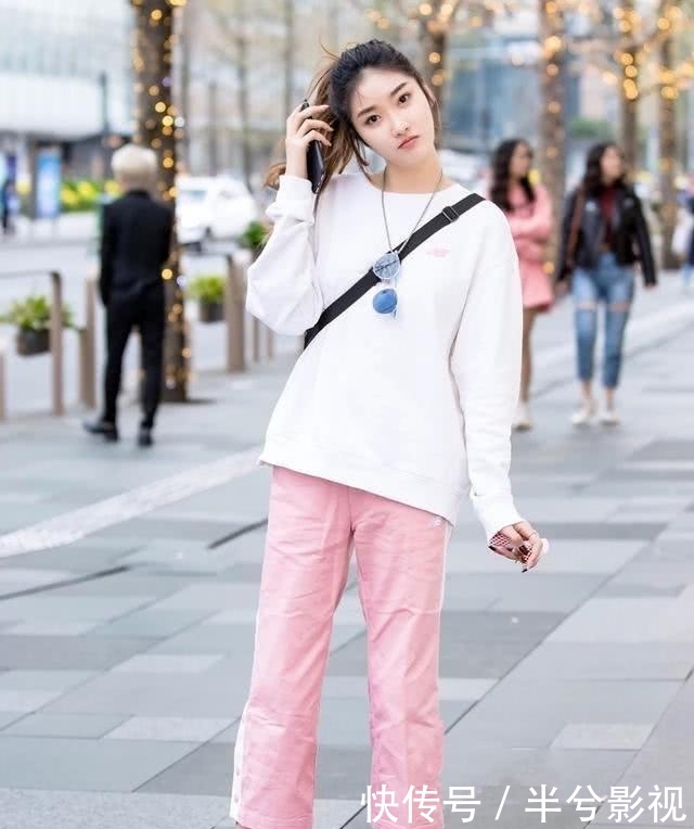 #美女#街拍:美女运动范的打底裤搭配小背心,轻松穿出魅力女人应有味道