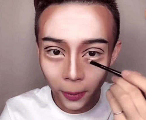 直男小哥模仿“网红”化妆,效果惊呆众人,网友:笑到喷饭