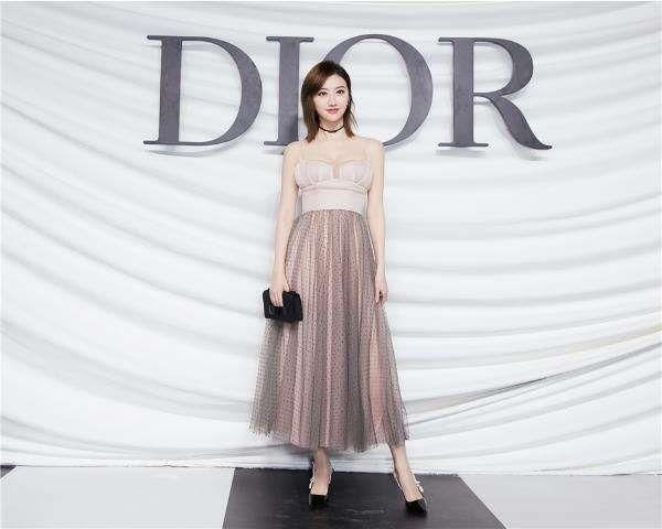 景甜又胖了，网友：短裤下的大腿粗了不止一圈！