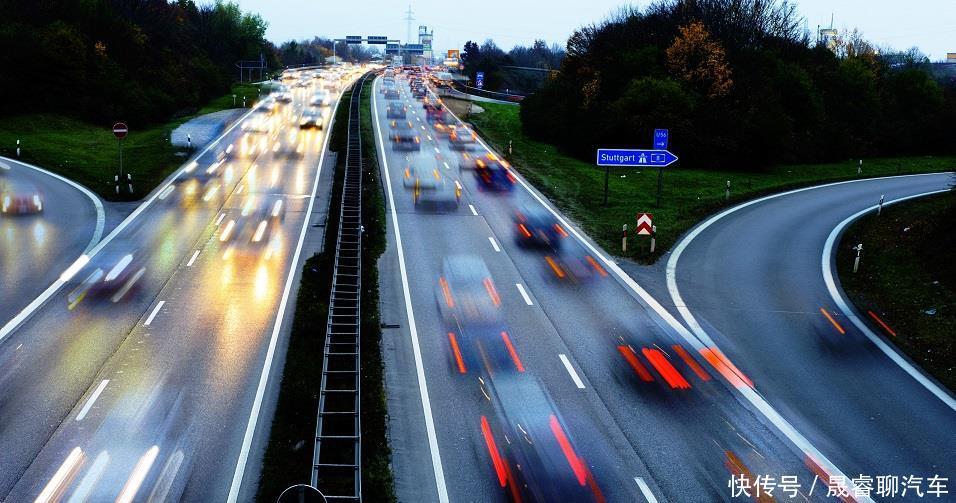 老司机告诉新手4个高速行车技巧，学会后或许用处比较大