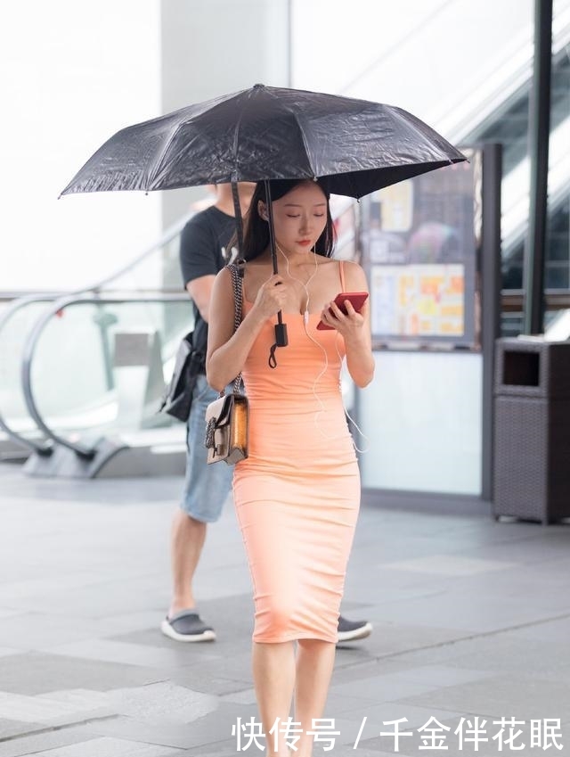 『小姐姐』等待一秒钟入夏?茫茫裙海之中的这条裙子,让你性感又显腿长!