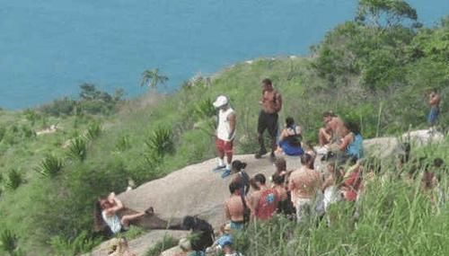 情侣@情侣在悬崖,拍出危险照片, 镜头往后一拉让大家无语!