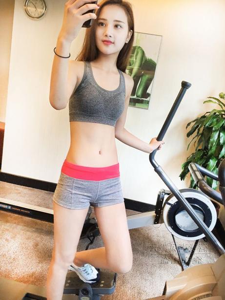 紧身打底裤小姐姐，高傲的姿态，凸显的马甲线，尽显女神曲线！