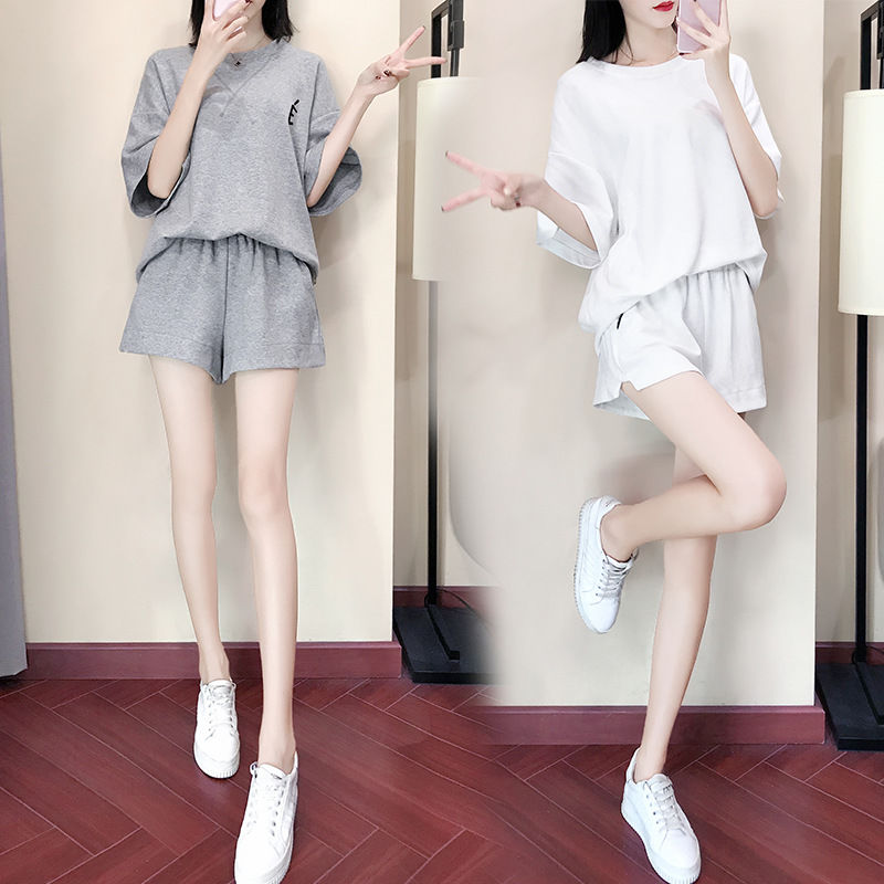 女人运动服要修身，傲人身姿，曲线撩人，彰显魔鬼身材，显气质