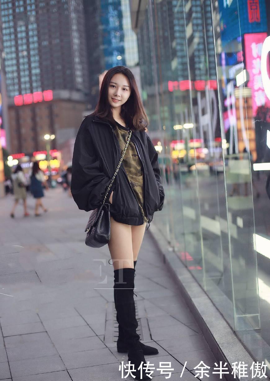 #精致#街拍:帽子和耳环使小姐姐脸型特别精致,不规则半身裙神秘感十足
