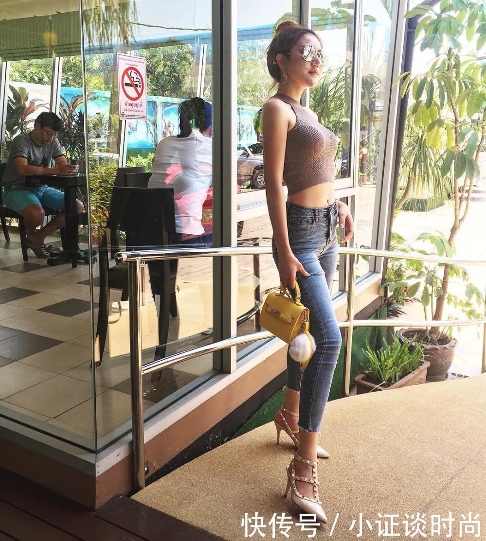 街拍:小姐姐挂脖紧身衣出街,秀美背凉爽又大方!