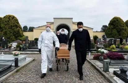 「让给」72岁意大利老人将呼吸机让给年轻人痛苦死去,无数网友泪目