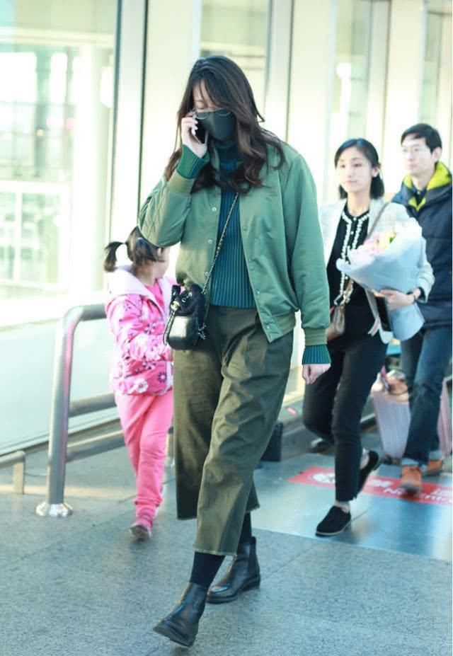  『设计』惠若琪出现在机场很湿气，军绿造型设计显身姿，现代感不输名模