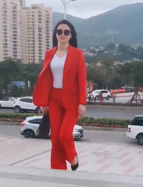 『穿搭起来』身穿西装的轻熟美女，戴上墨镜，迈出气场十足的步伐
