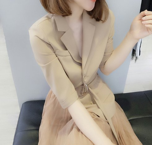 少穿花裙，当下流行“极简色”裙子，40岁女人穿高贵显白嫩，美