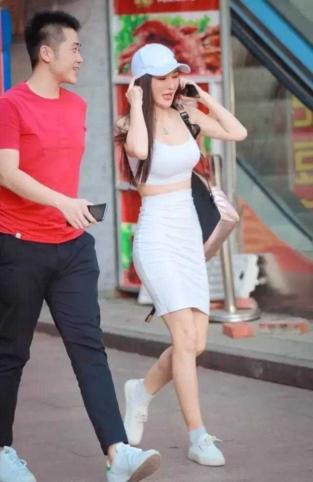 街拍包臀短裙美女小姐姐们的好身材