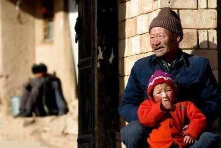 农村老汉救下被拐孩子，4年不敢报警，送到派出所后老汉傻了眼