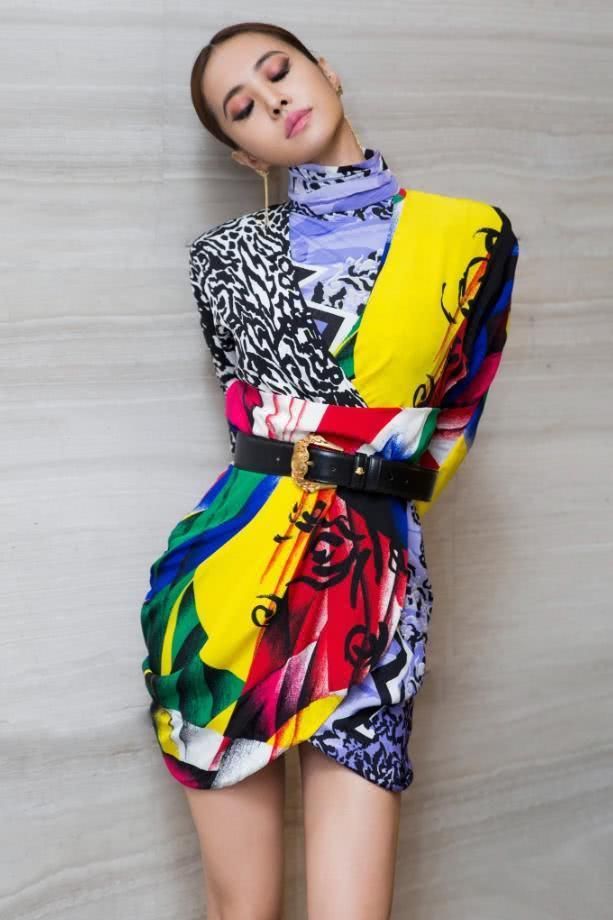 蔡依林太心机，衣服穿一半脚踩“细针”靴，腿瞬间被拉长20厘米