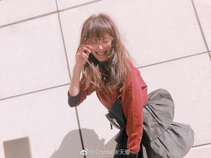 张天爱真的好美啊,潮流卷发配黑色短裙性感撩人!网友:做我女友