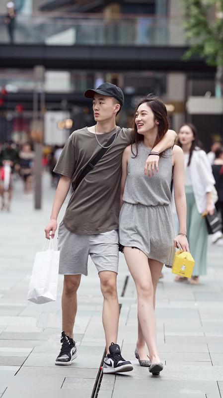 小姐姐散步，纯真俏丽脸蛋白嫩，真是美如画！