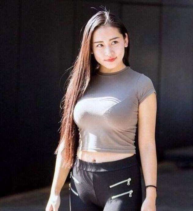 街拍：饱满身材的辣妈喜欢穿紧身T恤，勾勒身材曲线明显