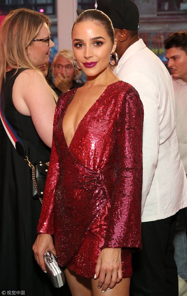 贾思明桑德斯涂橘黄眼影大笑魅惑十足 “环球小姐”库尔普穿闪亮