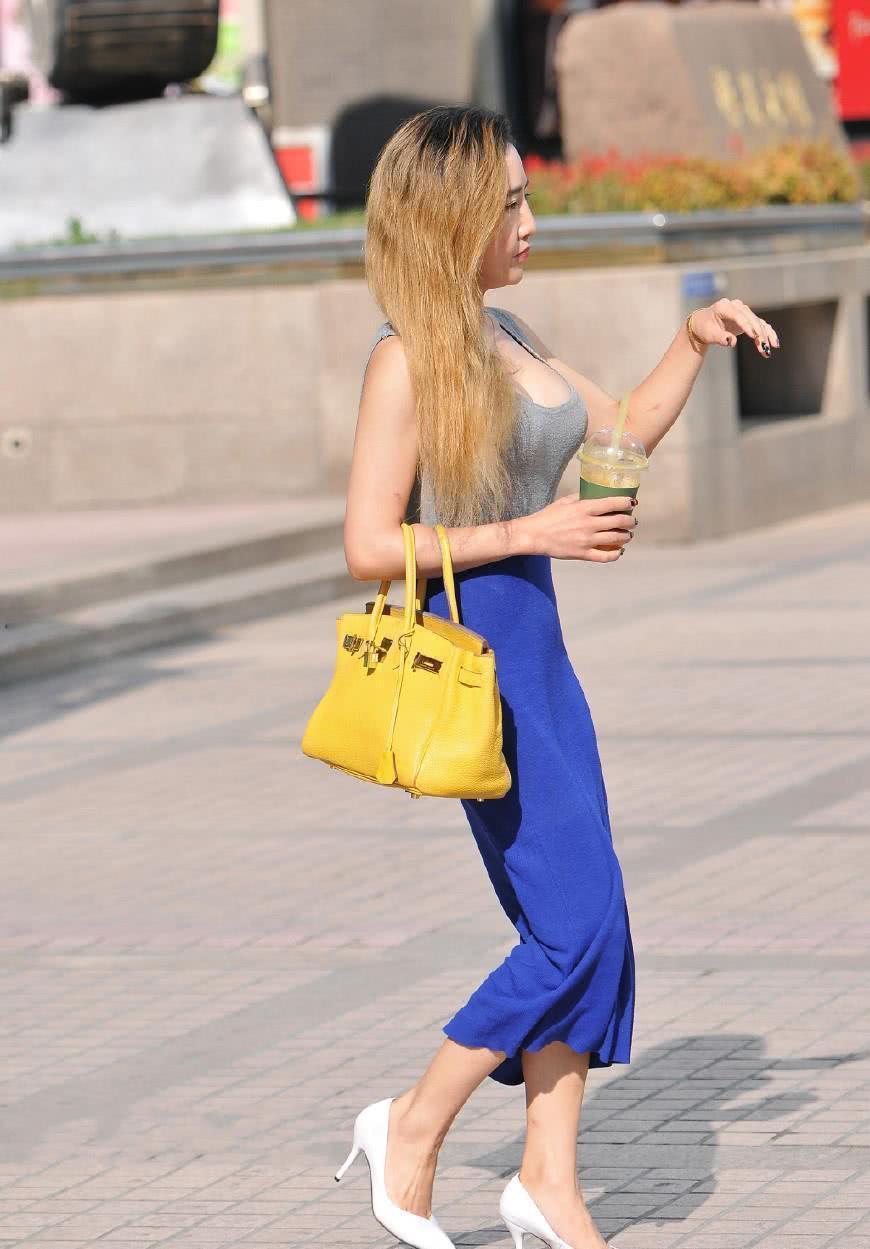 街拍：穿紧身裙的美腿小姐姐，妩媚时尚性感，在人群中很抢眼！