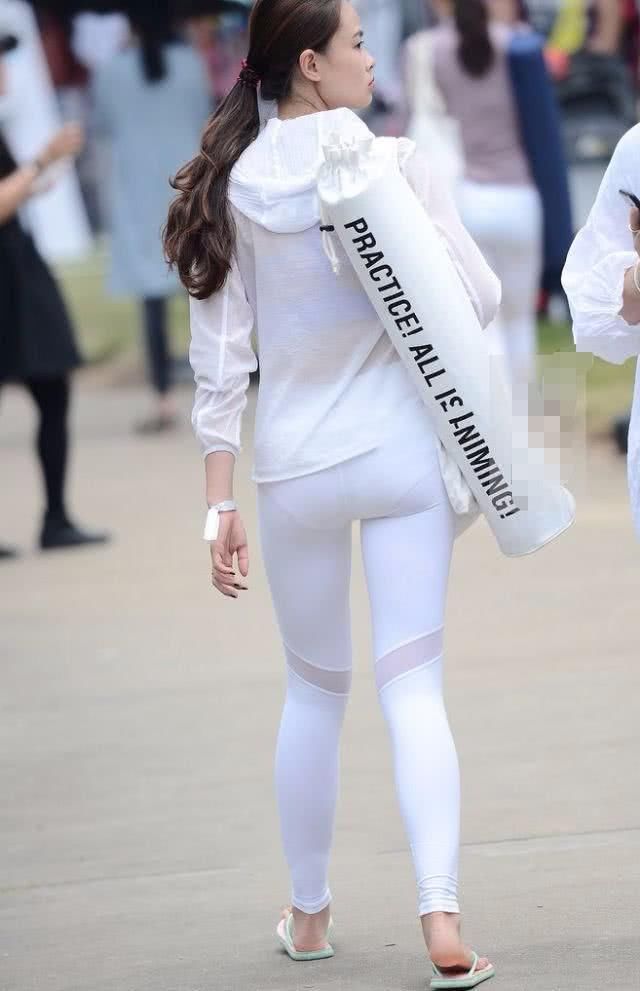 初秋，最简单不过白色修身裤，最出彩亦不过是白色修身裤搭配!