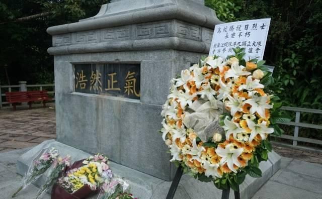  「钟先生」抗日烈士纪念碑遭涂污香港市民连夜清理，称不能让烈