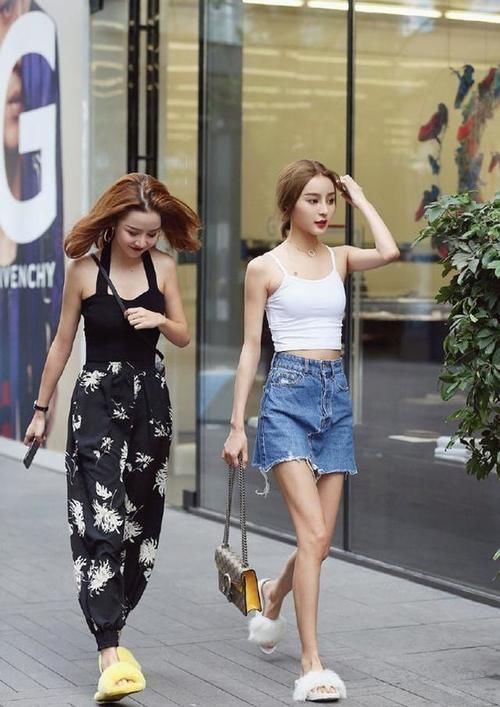 街拍：穿着时尚热裤大秀长腿的美女们，走在街上回头率飙升