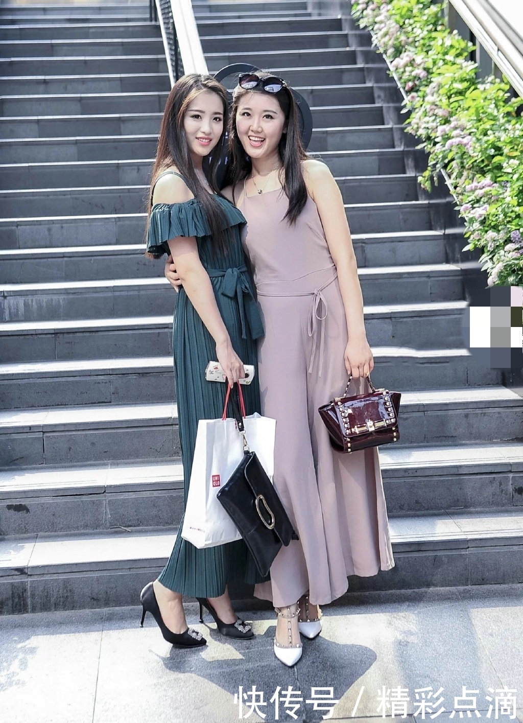 『美女』两位漂亮的美女,站立街头宛如一对姐妹花,性感优雅