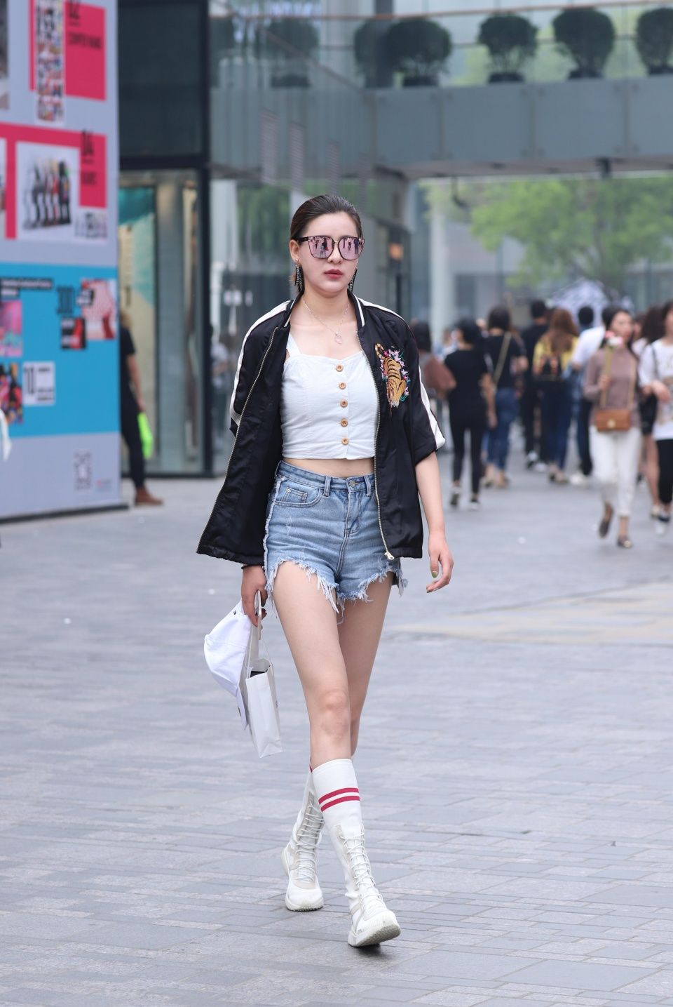 路人街拍，连衣裙撩起仙女范，这样的夏季搭配你喜欢吗?