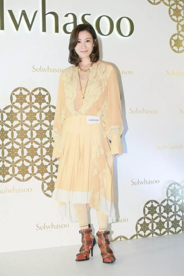 紫禁城发型总监佘诗曼剪了新刘海，锅盖头配丝巾承包你1周笑点