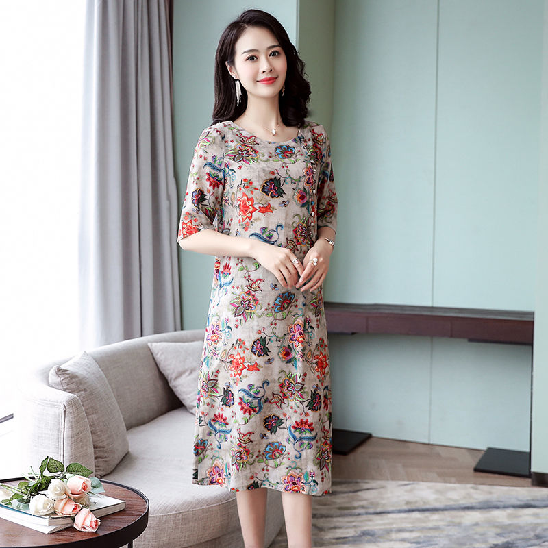 参加旗袍秀的阿姨们，个个身穿旗袍连衣裙，真是一道美丽的风景线